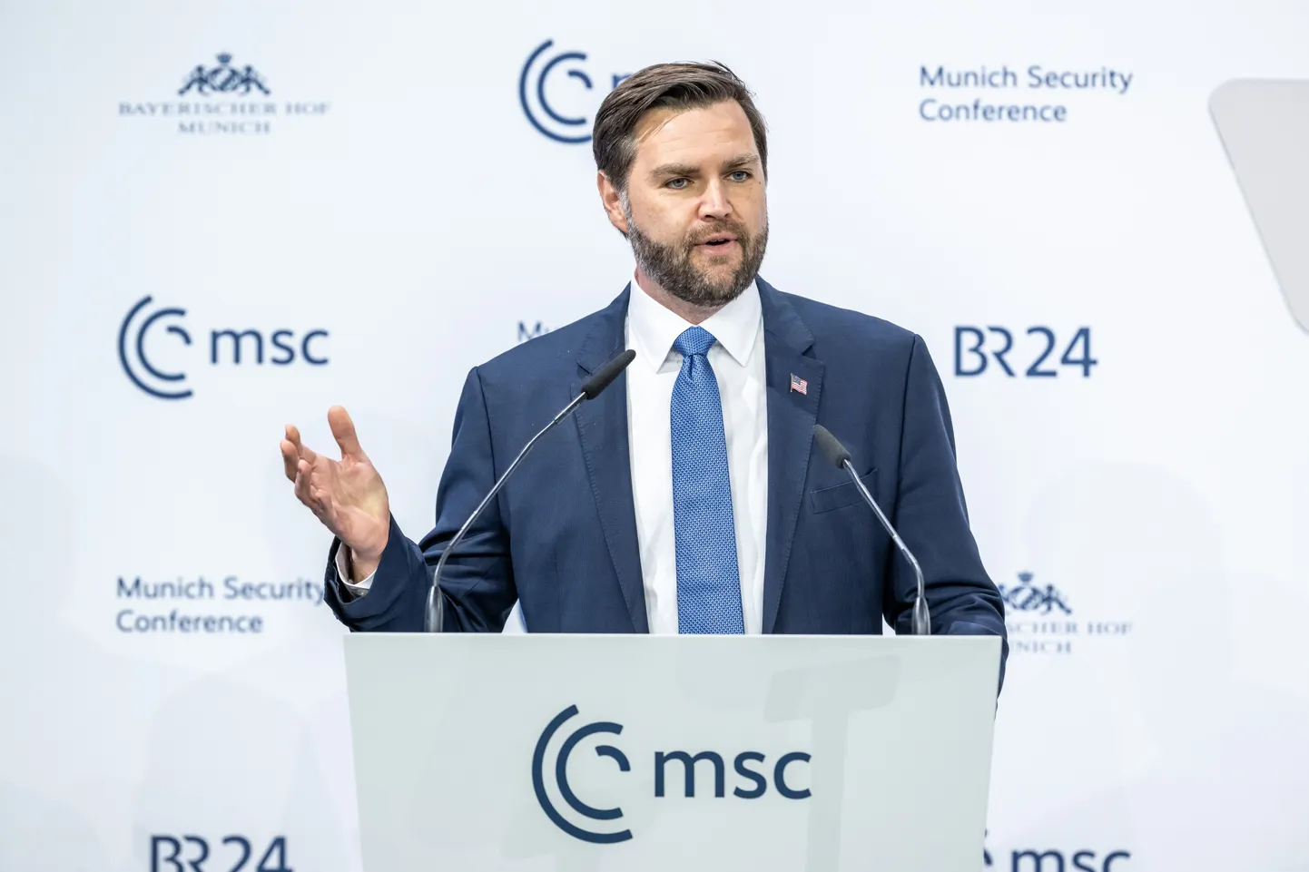 J.D. Vance Müncheni julgeolekukonverentsi kõnepuldis.