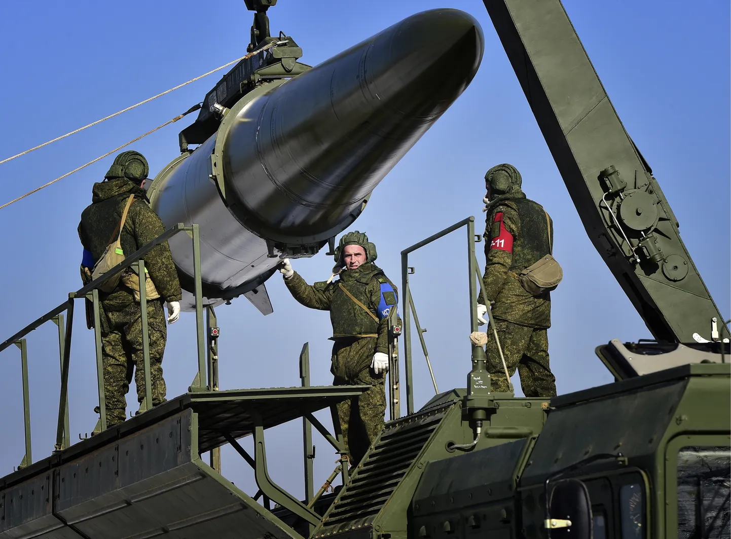 Ballistilise raketi laadimine Iskander raketisüsteemi.