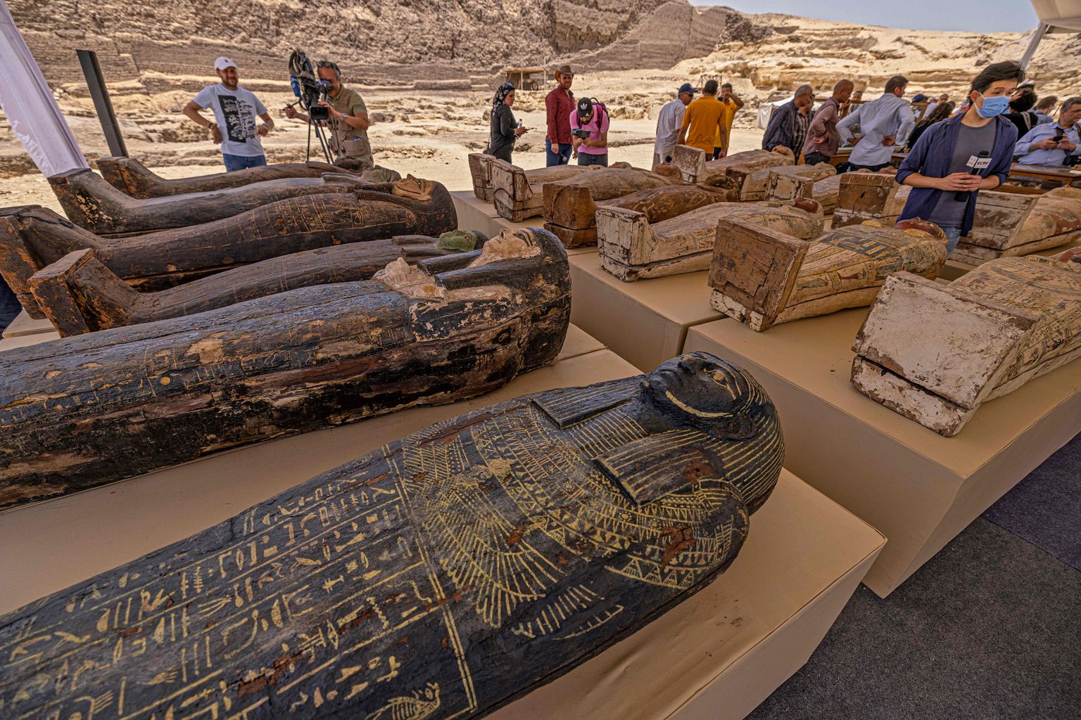В Египте найдены 2500-летние бронзовые статуи, саркофаги, мумии и свиток «Книги мертвых»