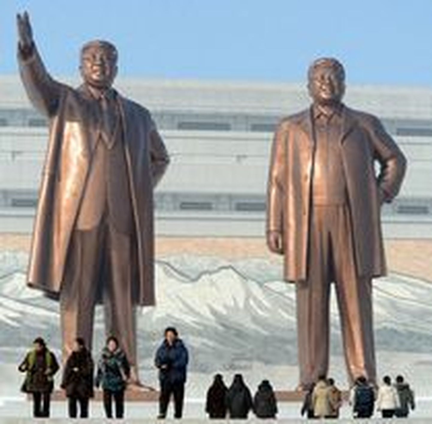 Kim Il-sungi (vasakul)ja Kim Jong-ili kujud