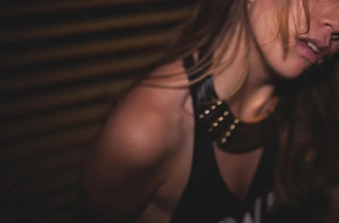 Ер адам кеуделерді жақсы көреді