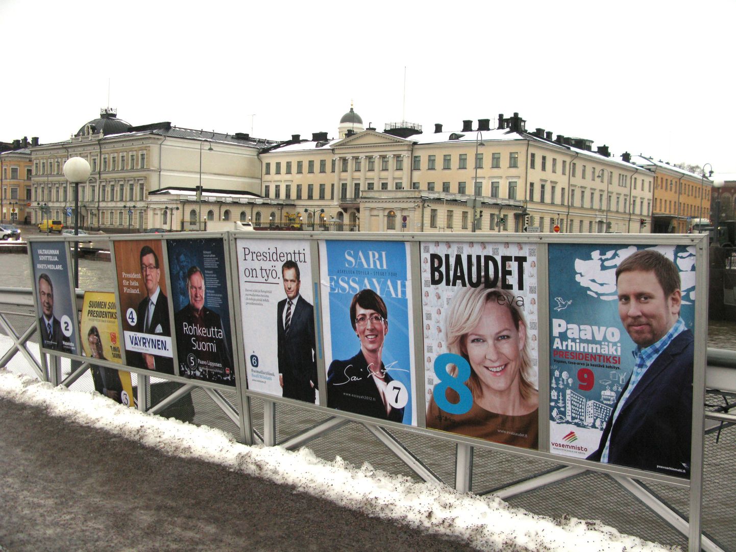 Presidendikandidaatide piltidega plakatid Helsingi kesklinnas.