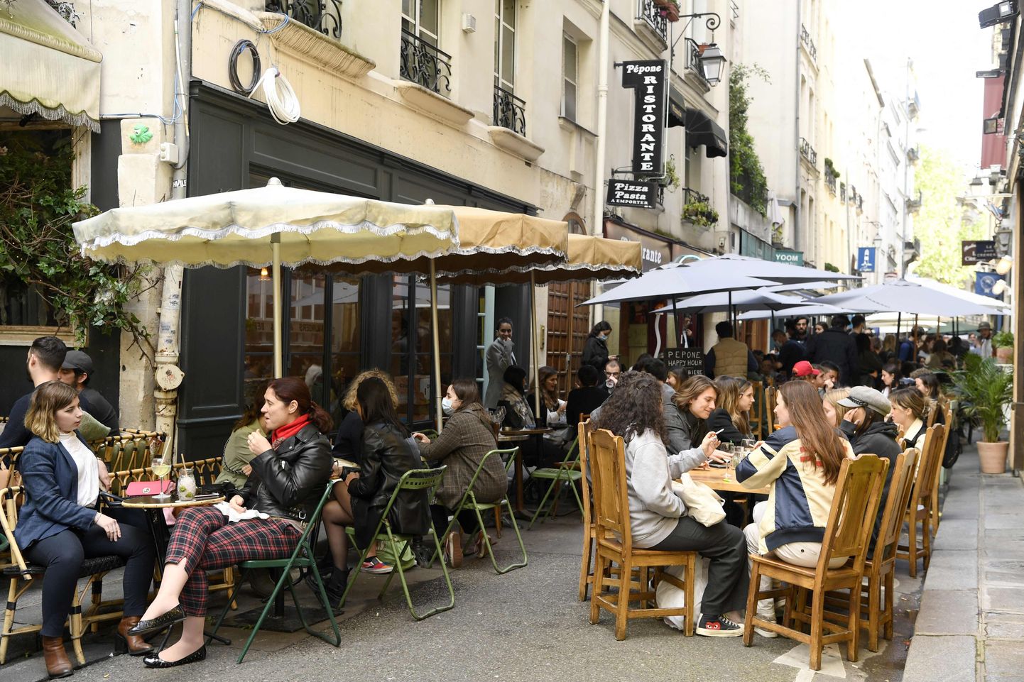 Kliendid Pariisi kohvikutes