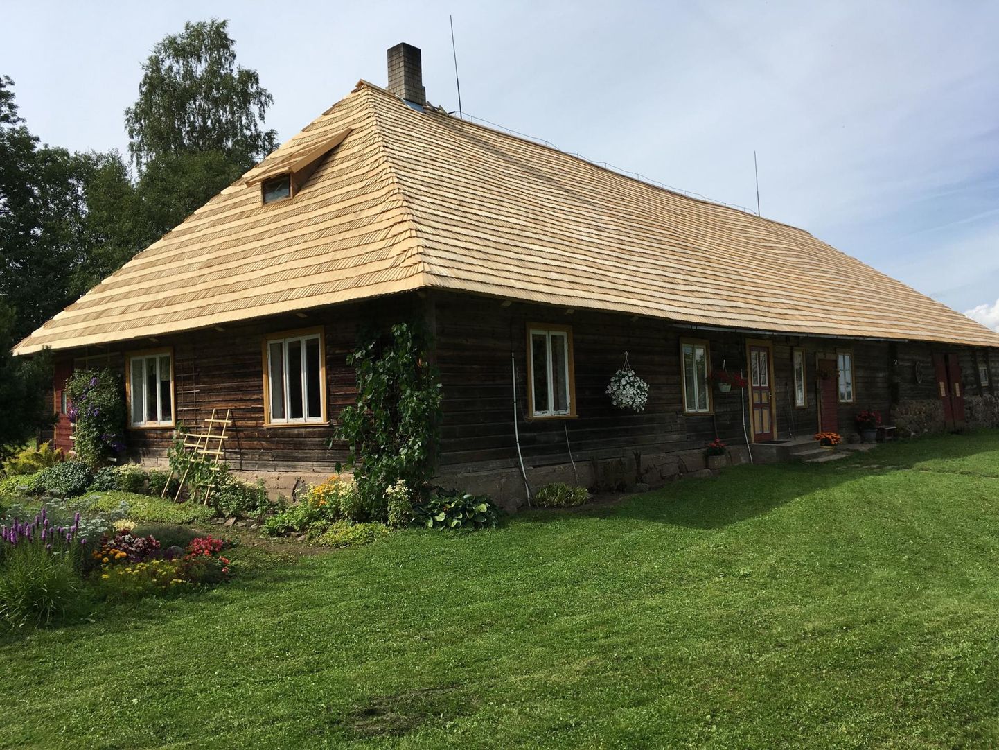 Möödunud aasta taotlusvoorust toetatud vahenditega ehitati uus laastukatus Kajaku talule Viljandimaal.