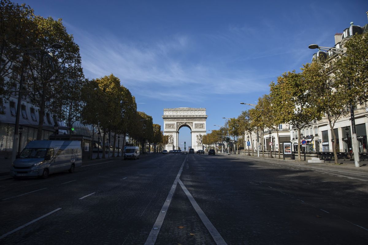 Почти пустые Елисейские поля в Париже 31 октября 2020 года.