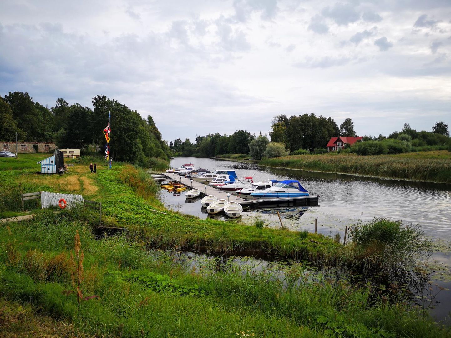 Kaluriküla - Fishing Village paadisadam ja paadilaenutus Sauga jõel Pärnumaal 2019. aasta tipphooajal FOTO: Jaano Martin Ots