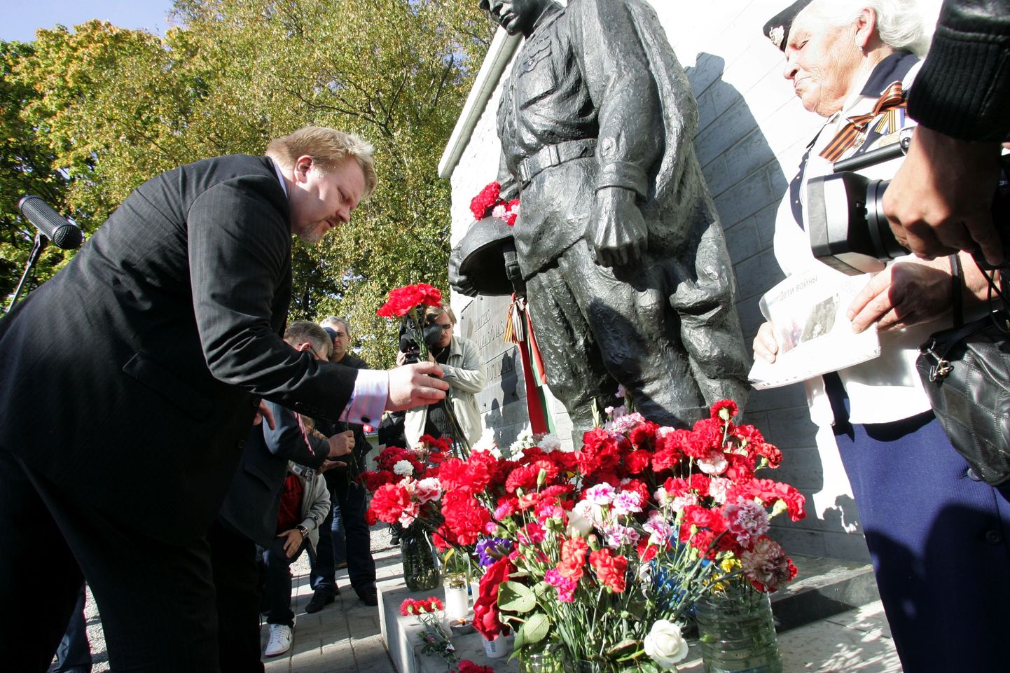 Johan Bäckman aset lilli pronkssõduri juurde Tallinnas.