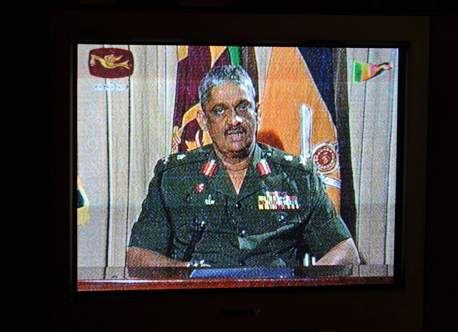 Sri Lanka armeejuht kindralleitnant Sarath Fonseka teatas Mullaithivu vallutamisest televisioonis.