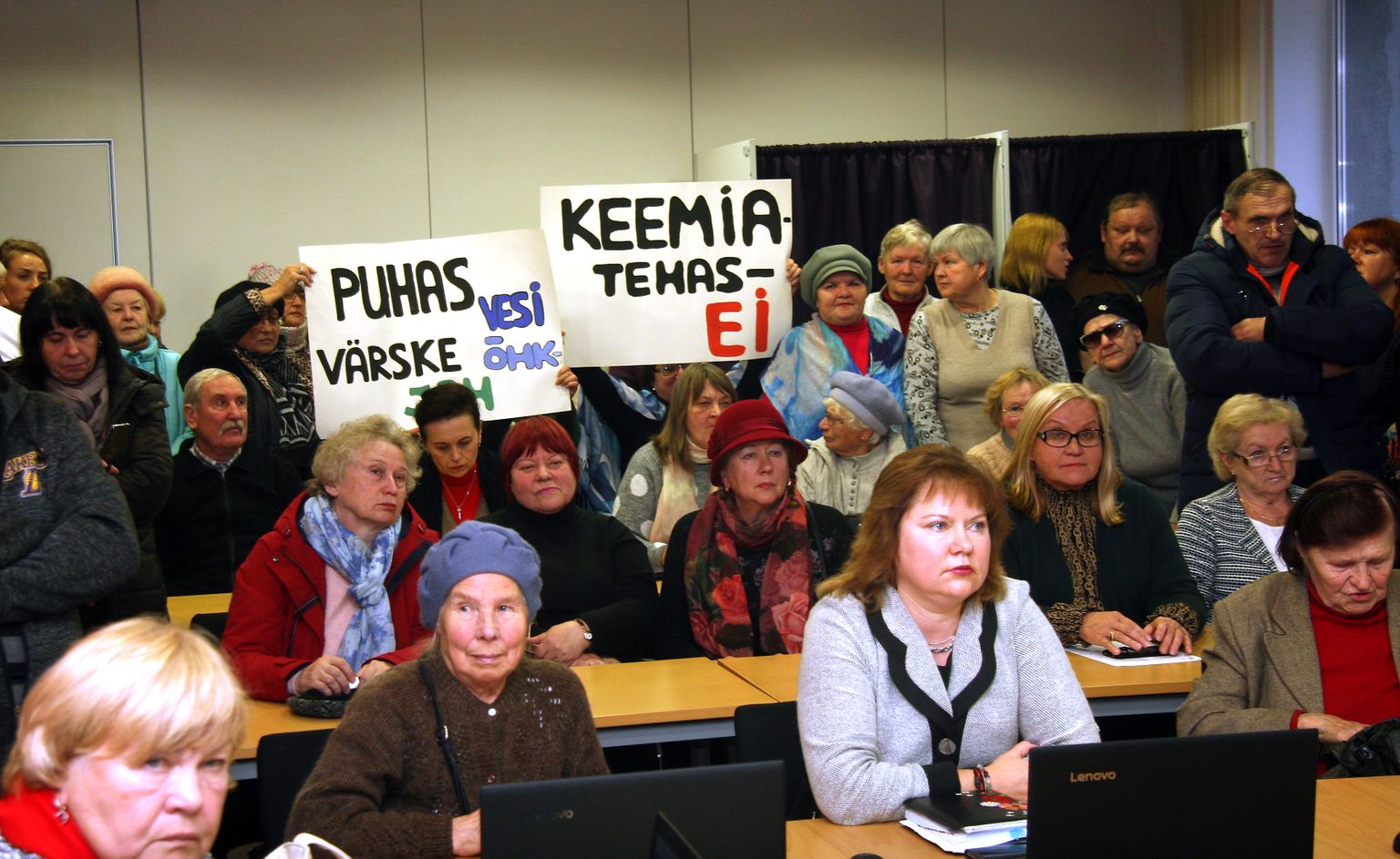 Кохтла-Ярвеское горсобрание в октябре 2019 года под бдительным взором горожан не приняло решения касательно завода масел.