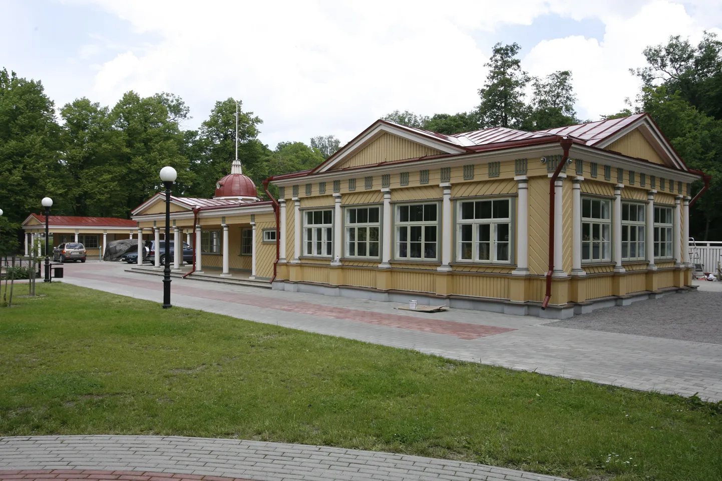 Lastemuuseumi hoone Kadrioru pargis.