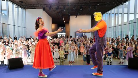 GALERII ⟩ Eesti Rahva Muuseum tähistas sünnipäeva mittesöödava tordi ja Lolala kontserdiga