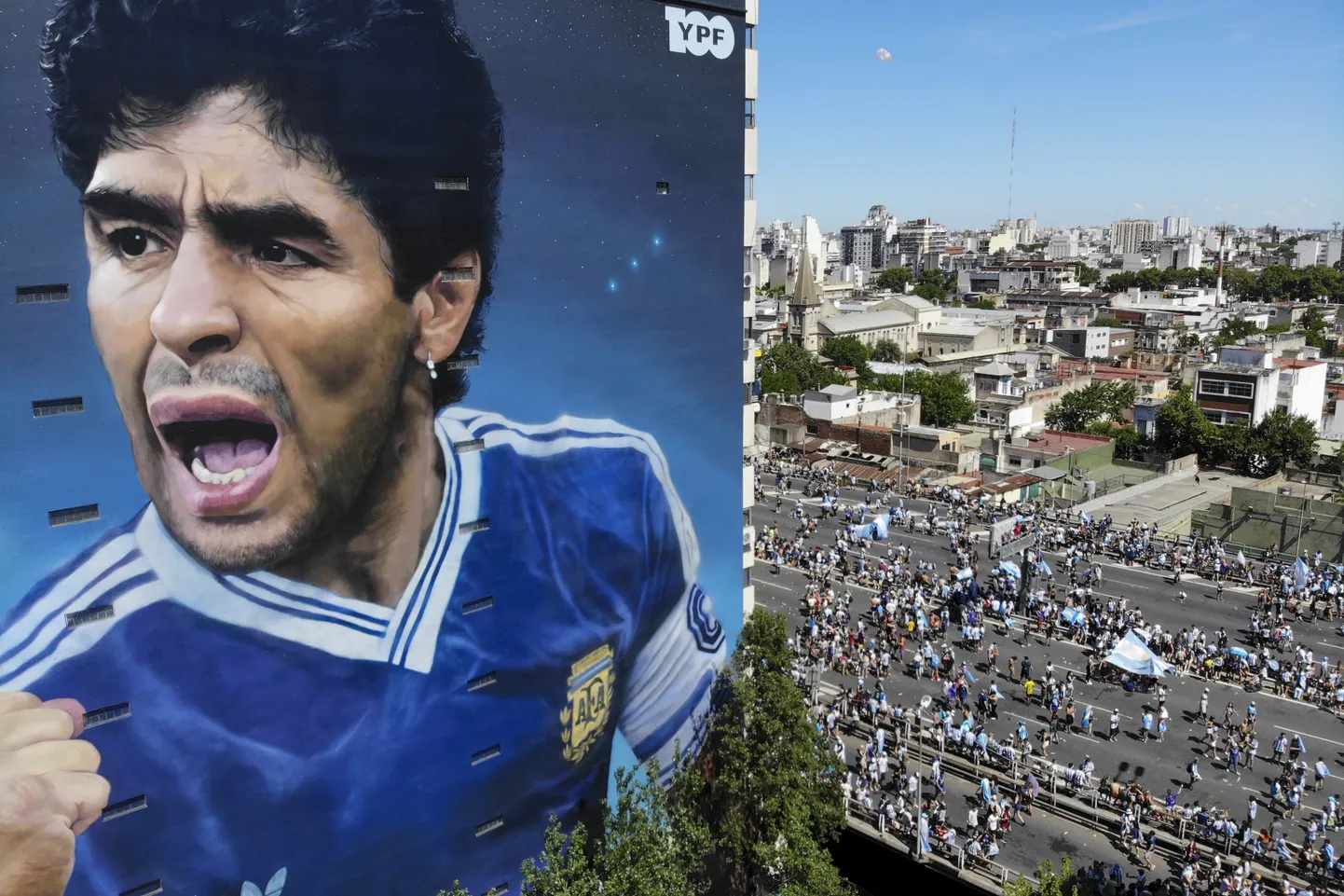 Diego Maradona pilt Buenos Airese kortermajal.