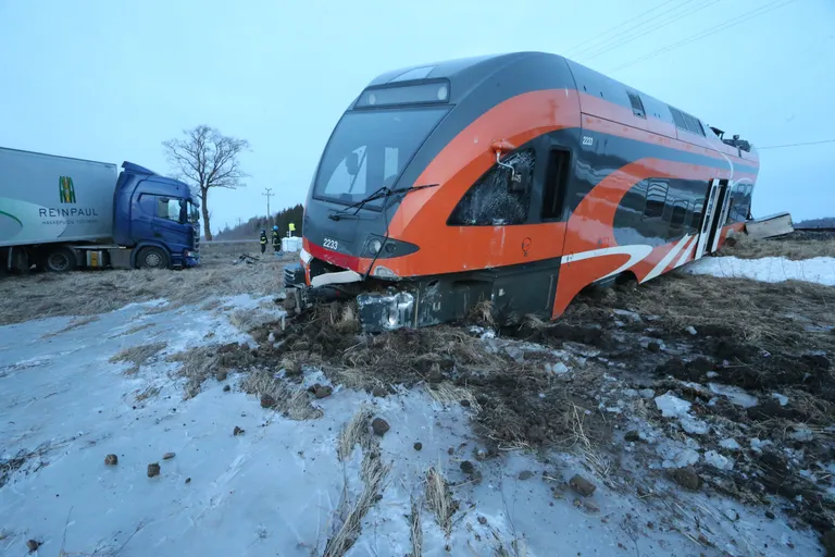 Veokile jäi rongile ette. Rong paiskus põllule.