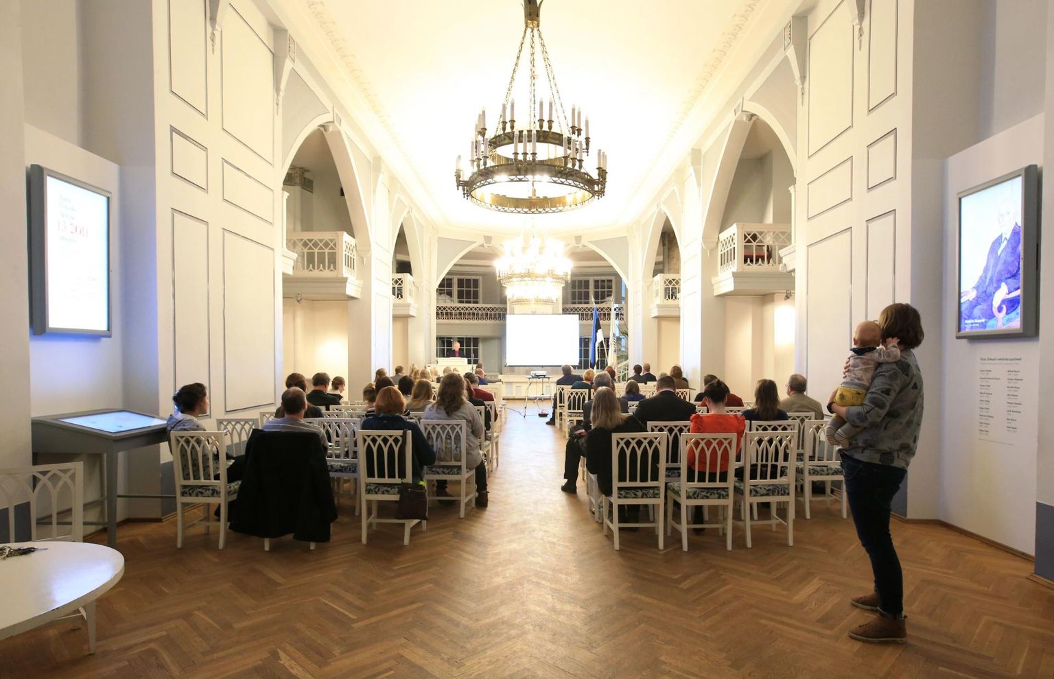 Postimehe Fondi Noor-Eesti grandiprogrammi avaüritus Tartu Ülikooli muuseumi valges saalis 2019. aasta detsembris.