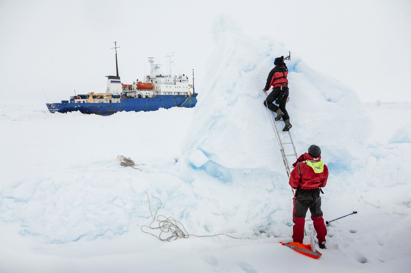 Aasta viimasel päeval Antarktikas tehtud foto, kus tagaplaanik paistab jäävangis olev MV Akademik Šokalski.