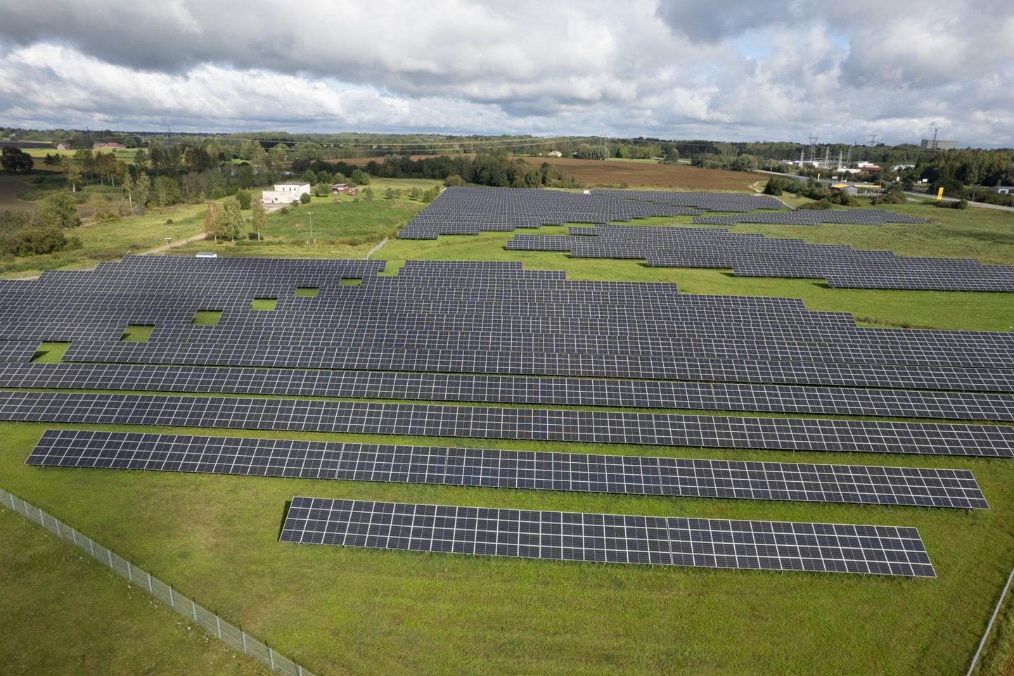 Päikesepargid kataksid isegi rekordiliselt elektrit tootes kõigest kolmandiku Eesti elektrivajadusest.