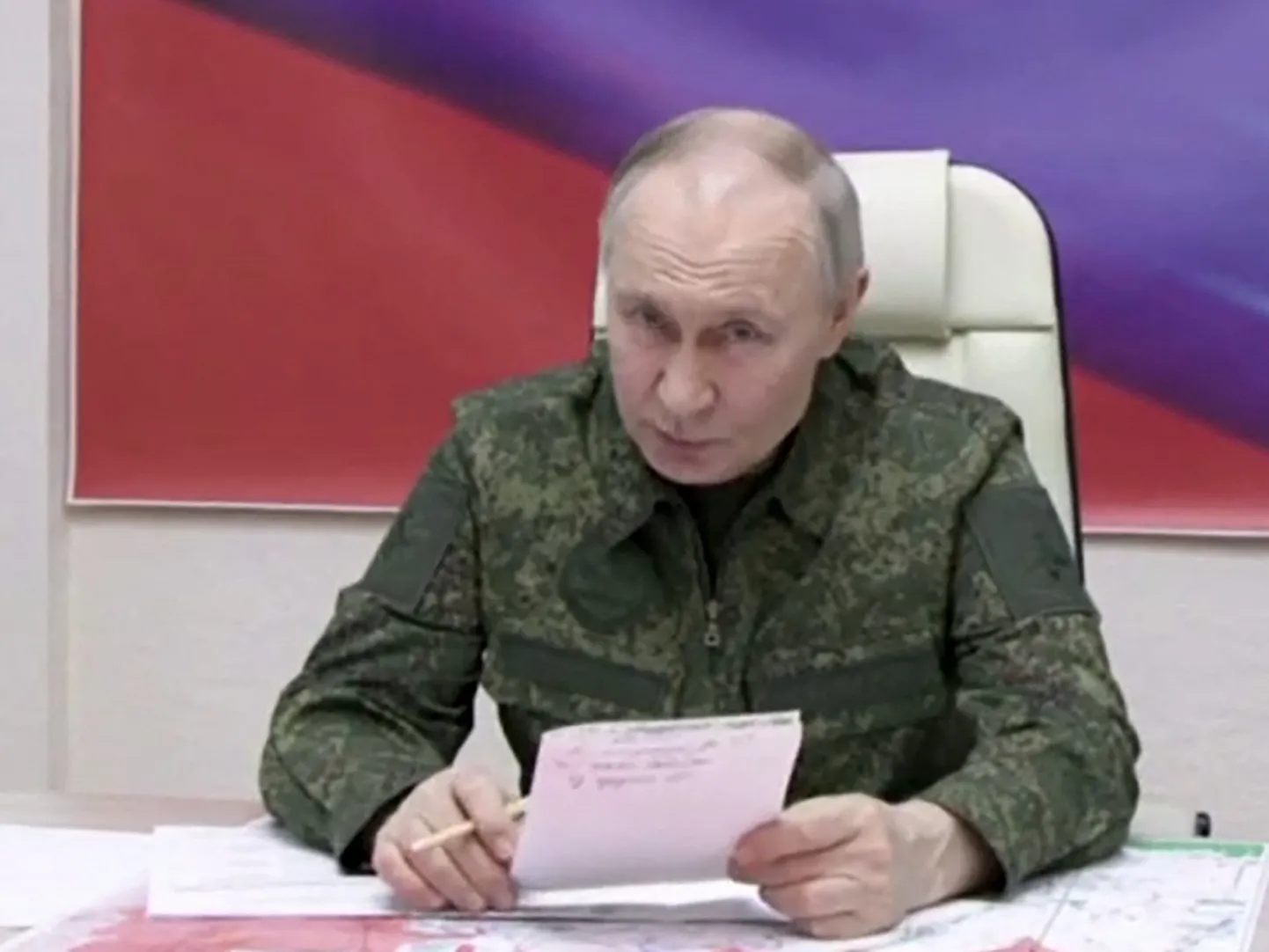 Путин впервые за время начала большой войны надел военную форму, когда приехал в Курскую область на фоне вывода подразделений ВСУ из этого российского региона, март 2025 года.