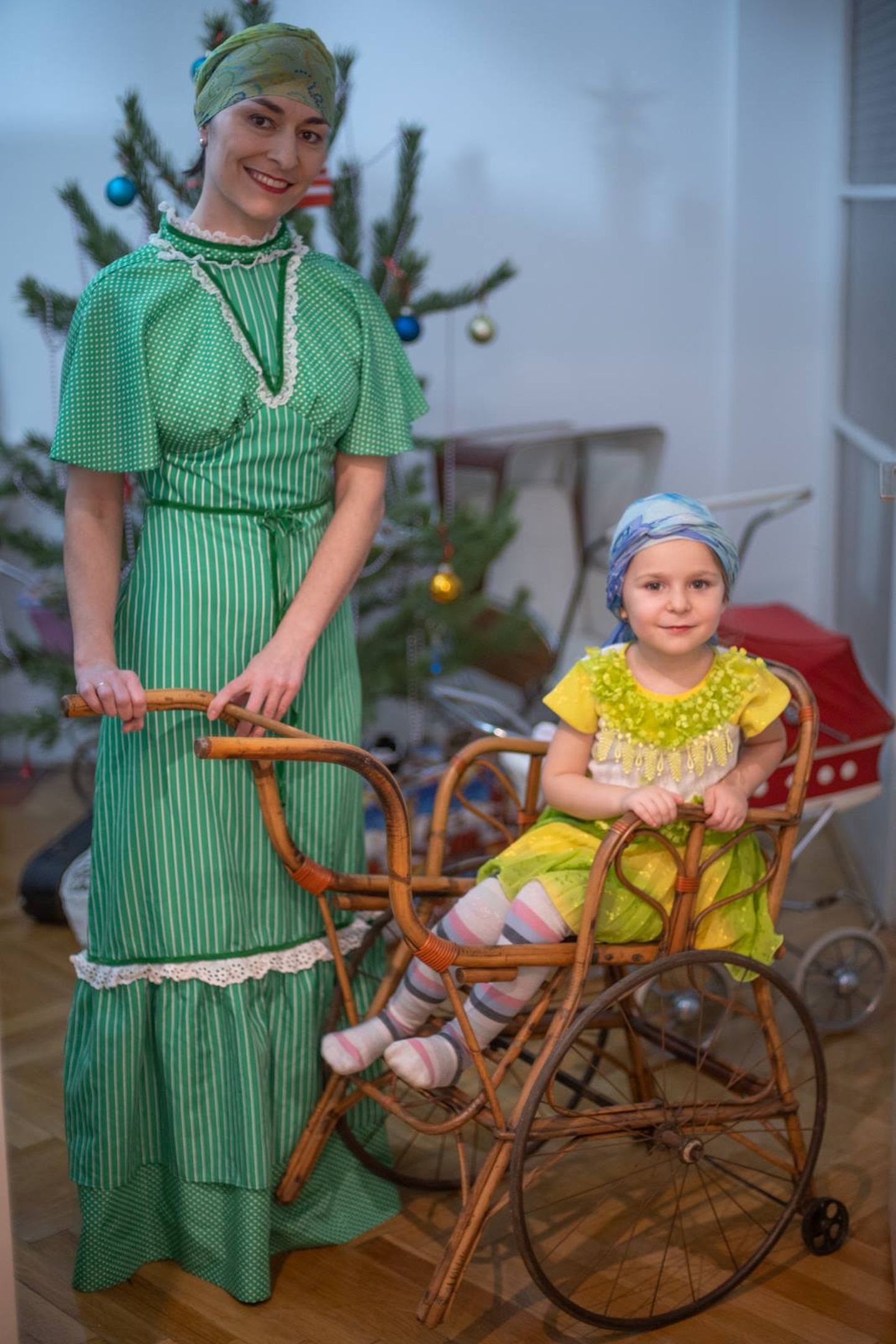 Aljona Suržikova koos tütrega Vassilissaga, kes istub 1920ndatest aastatest pärit lastevankris.