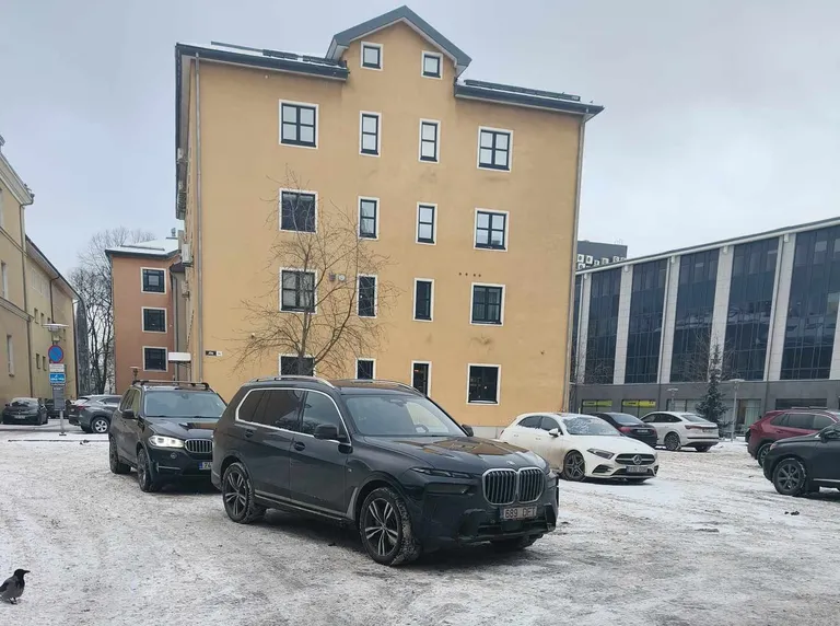Delfi parkla. Ühes nendest autodest viibis ilmselt Konstantin Gorlov.