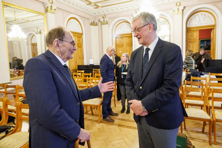 Eesti Teaduste Akadeemia pikaaegne liige astrofüüsik Jaan Einasto surus samuti valitud tulevasel presidendil Mart Saarmal kätt ja lubas kõike kõrvalt pealt vaadata, aga kui tõesti miski vajab väga sekkumist, siis lubas ka sekkuda.