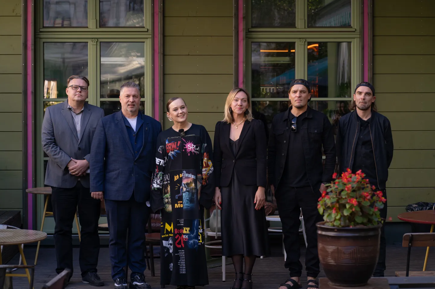 No kreisās: Latvijas Mūzikas ierakstu gada balvas "Zelta mikrofons 2025" žūrijas priekšsēdētājs Jānis Žilde, Biedrības "Latvijas skaņu ierakstu producentu, izdevēju un izplatītāju apvienība" valdes priekšsēdētājs Uģis Higo Glāzītis-Āboltiņš, Mūzikas izpildītāju un producentu apvienības LaMPA valdes locekle Agnese Rakovska, Kultūras ministrijas Kultūrpolitikas departamenta Radošo industriju nodaļas vadītāja Lāsma Krastiņa-Sidorenko, kinooperators Mārcis Ābele un kinorežisors Lauris Ābele.