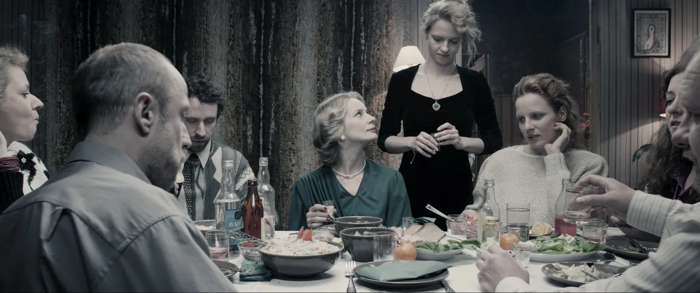 „Armastuse ühendriigid“ on nüansirikas ja peenekoeline, ootamatult arenevate suhete lugu. Tänavusel Berlinalel sai film Hõbekaru parima stsenaariumi eest.