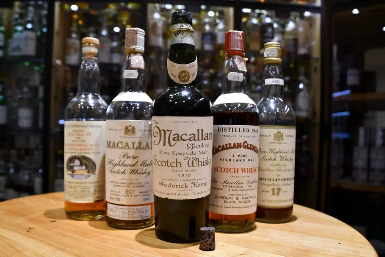 St. Moritzi hotelli baaris pakutavad alkohoolsed joogid, esiplaanil viskid