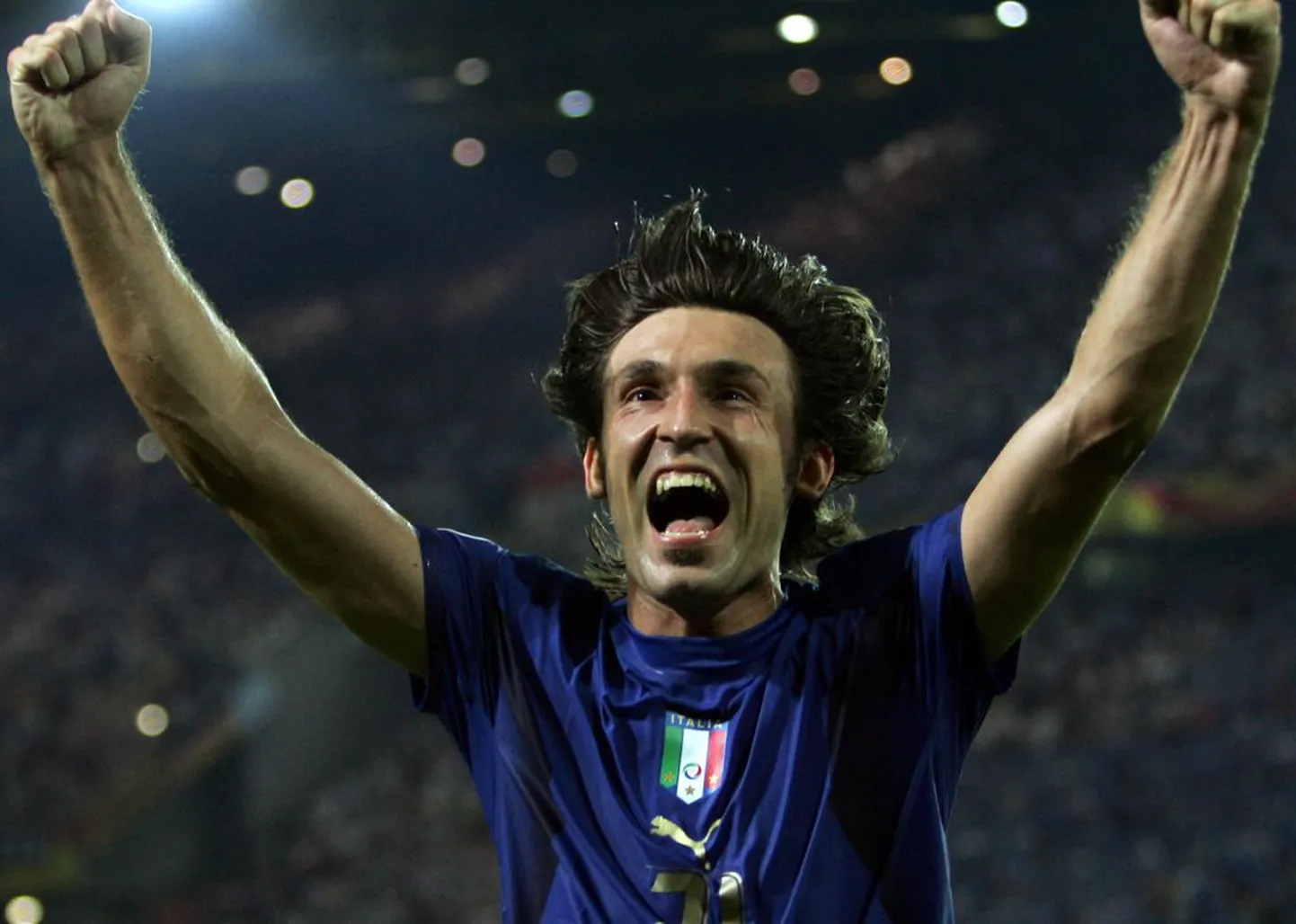 Itaalia pallur Andrea Pirlo rõõmustab pärast väravat.