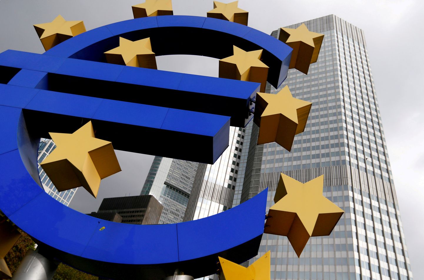 Euroopa ühisraha euro sümbol Euroopa Keskpanga peakontori ees Frankfurdis.
