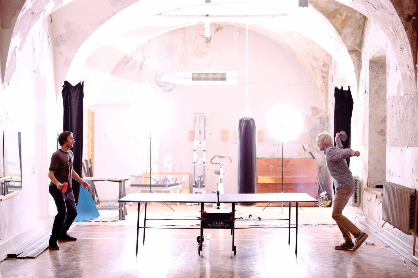 Paavo ja Paul Piik on mitmekordsed Eesti meistrid squashis ja festivali ajaks oodatakse kõiki huvilisi Tallinna Linnateatri Dielesse ja Panso saali pinksi mängima. Sest sport, nagu teatergi, aitab kaamose vastu.