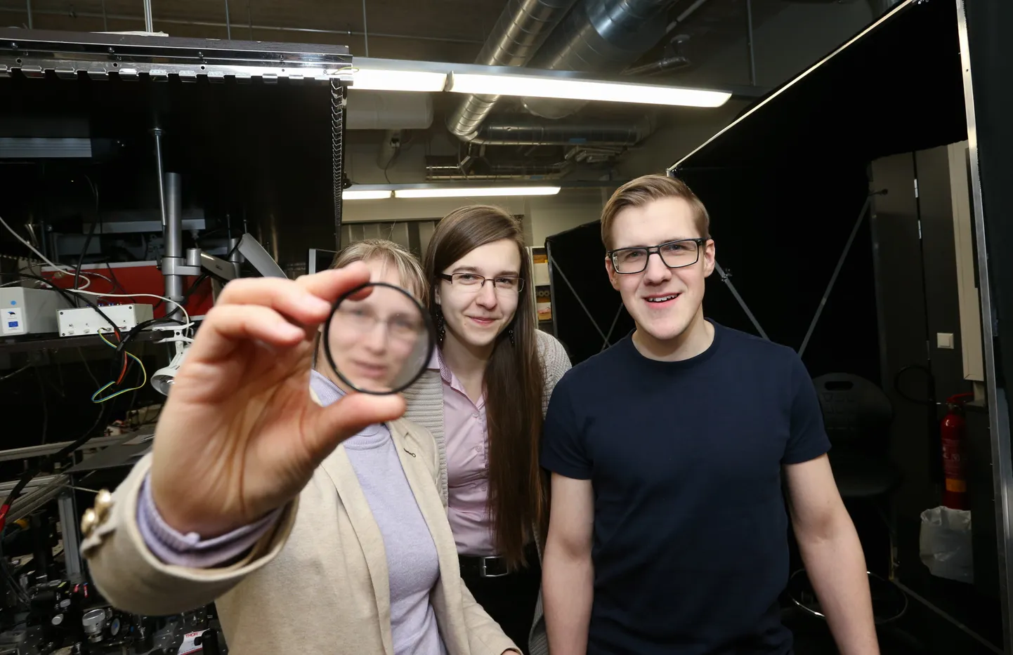 Füüsikud, kes tabasid hetki: (vasakult) Heli Lukner, Sandhra-Mirella Valdma ja Andreas Valdmann. Heli Lukner paistab udune sellepärast, et hoiab peos hajutajat.