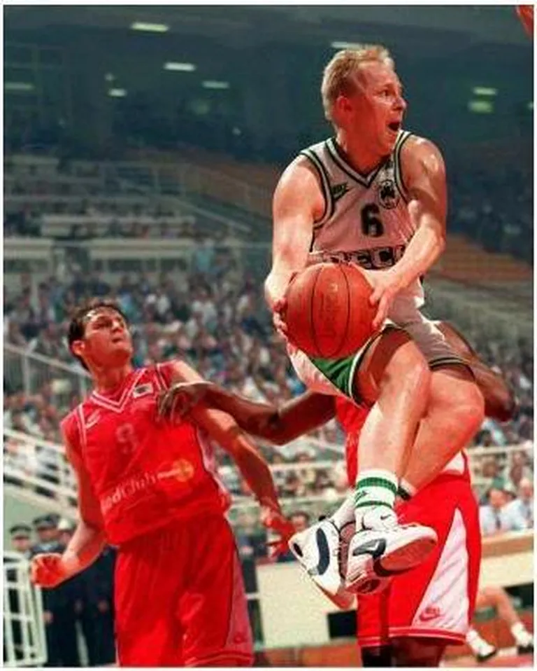 Aivar Kuusmaa (palliga) mängis 1993–1996 Ateena Panathinaikoses.