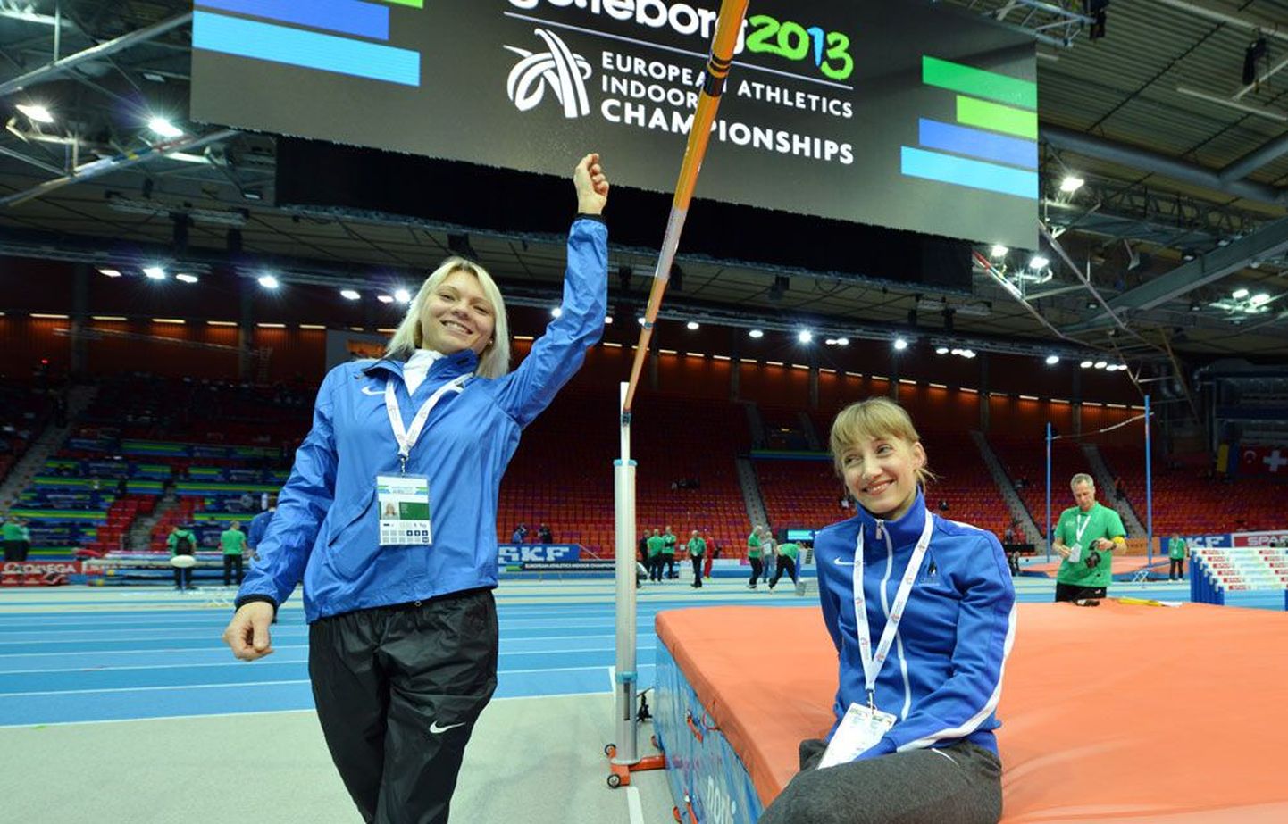 Eleriin Haas (vasakul) ja Anna Iljuštšenko päev enne võistlust Göteborgi EMi kõrgushüppepaigas.