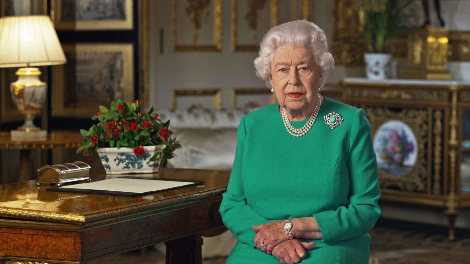 Briti kuninganna Elizabeth II tegi pühapäeval haruldase telepöördumise.