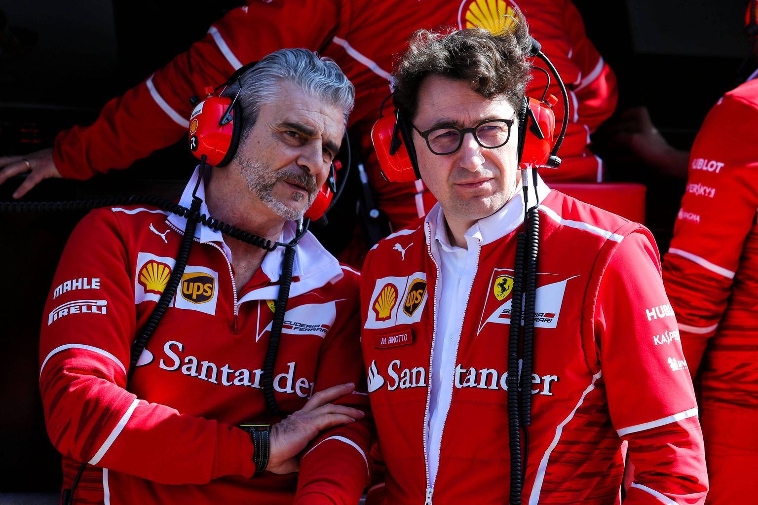 Mattia Binotto (paremal) võtab Ferrari juhina Maurizio Arrivabenelt (vasakul) ohjad üle. Ent kas see on talle üldse sobiv töö?