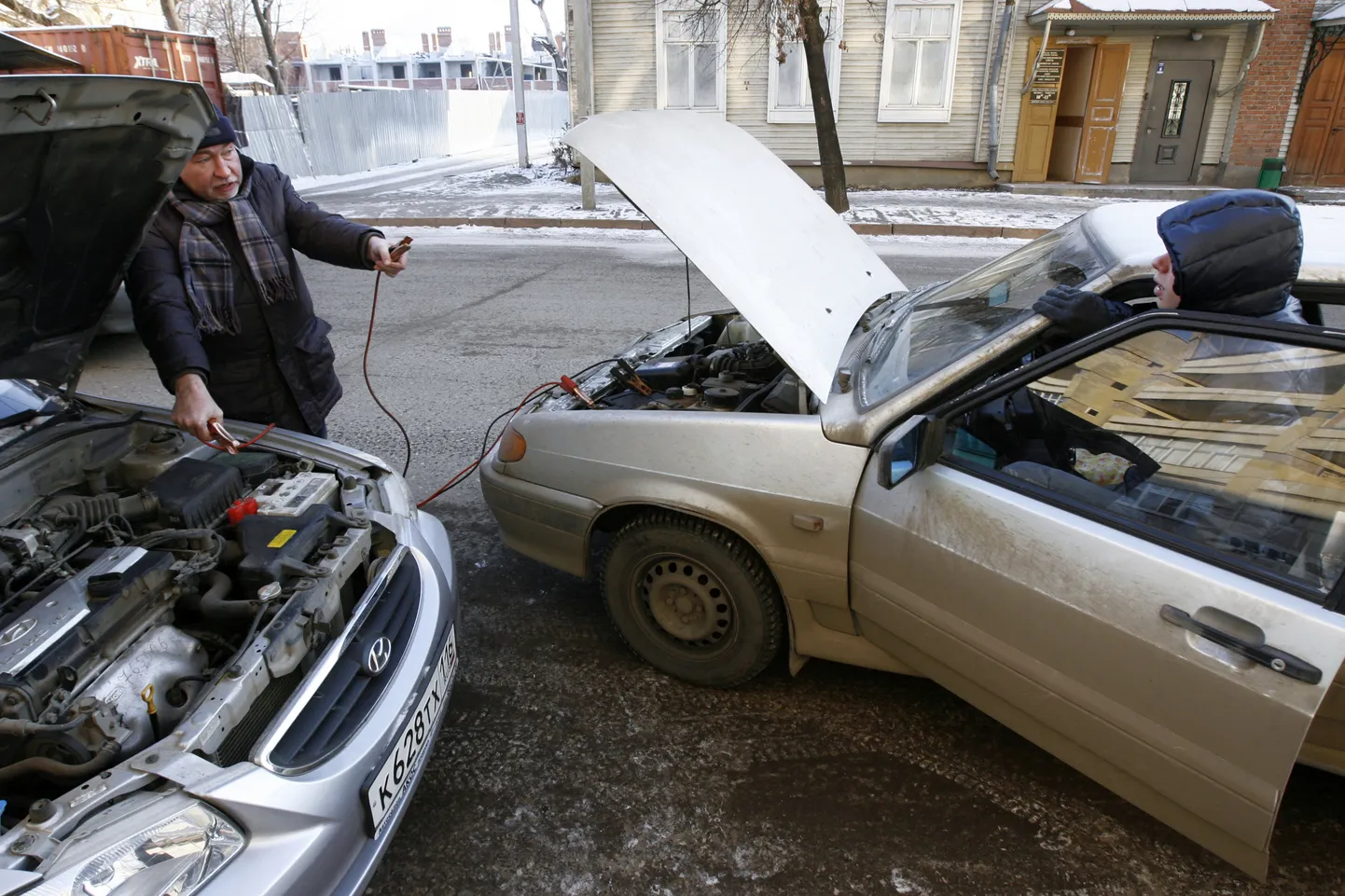 Viena auto vadītājs ziemā iedod "piepīpēt" cita spēkrata vadītājam
