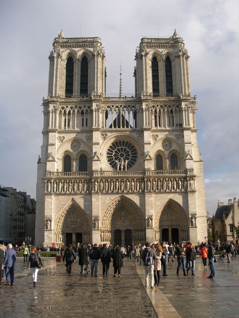 Jumalaema kirik Pariisis. Kiriku ehitamist alustati 1163. aastal kuningas Louis VII valitsemise ajal. Nurgakivi pani paavst Aleksander III. Tööd kestsid ligi kakssada aastat. Kirik valmis orienteeruvalt 1345. aastal.