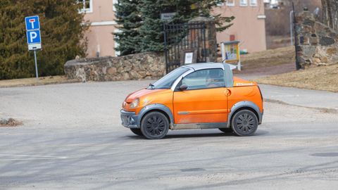 Mopeedauto juht peab enda taha kogunenud voori vajadusel mööda laskma