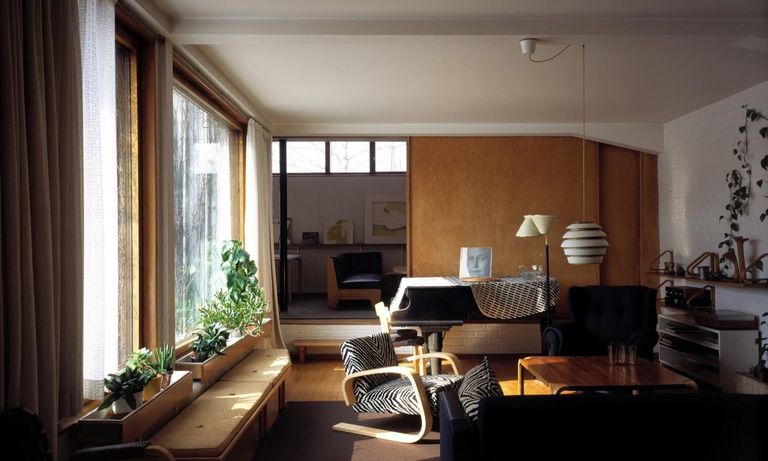 Elutuba Alvar Aalto villas, mis on praegu muuseum, selle taga paistab kõrgemal tasapinnal stuudio. FOTO: