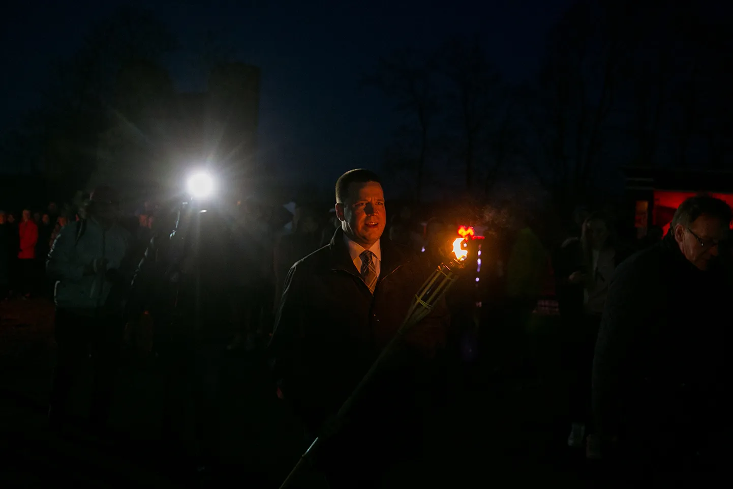 Möödunud aastal läitis jüriöö märgutule peaminister Jüri Ratas. Sellest sai alguse inimeselt inimesele edasi rännanud tuleteekond läbi külade nelja Eestimaa nurka.
