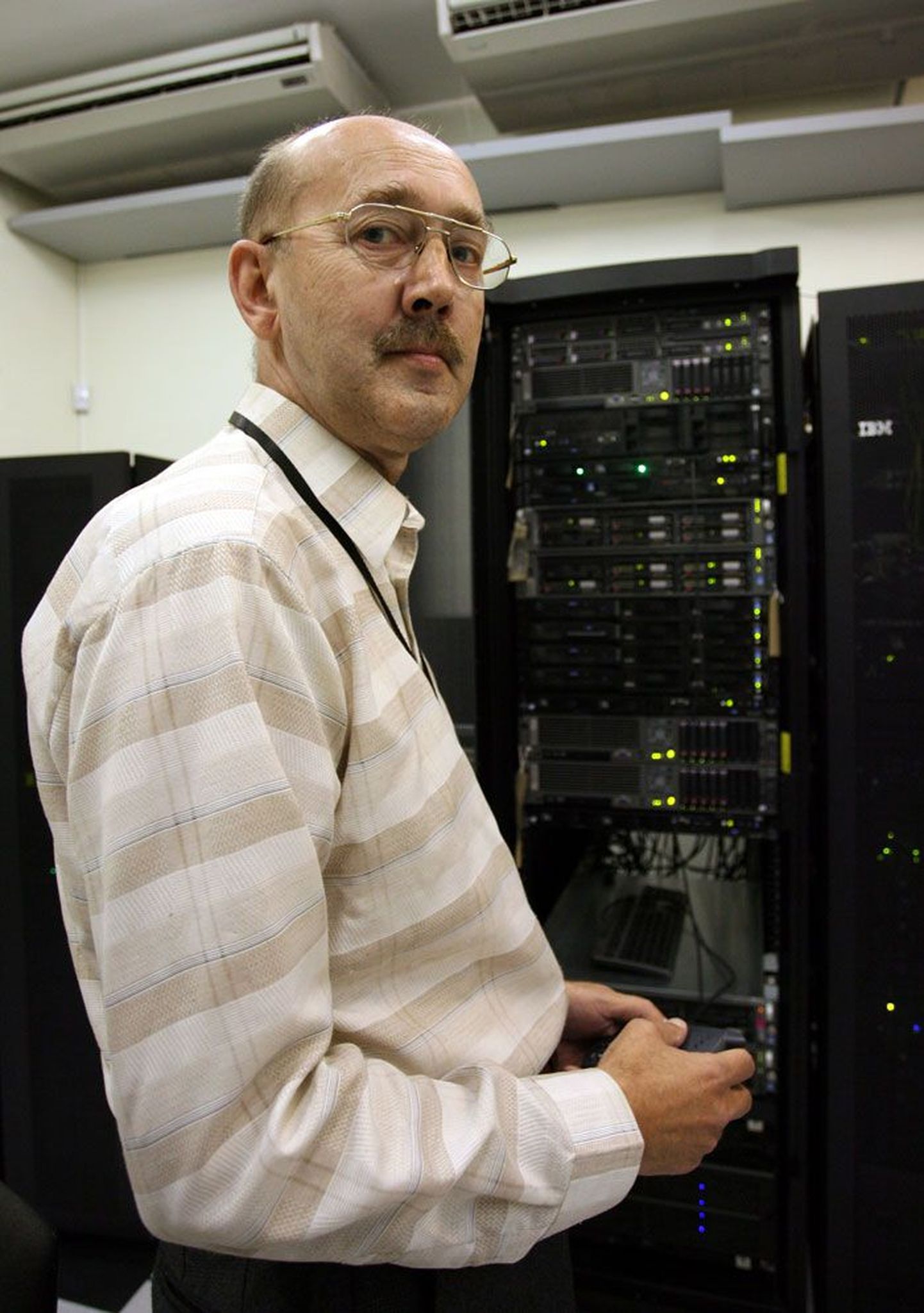 AS Andmevara infotehnoloogia juht Illar Päll näitab servereid, kus peituvad kõigi Eesti inimeste kontaktandmed.