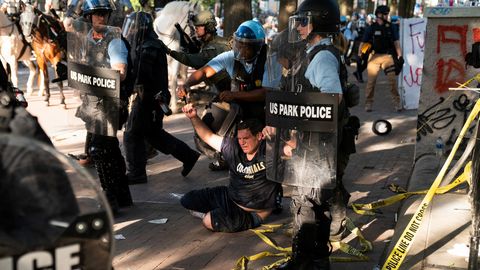 Rahumeelsed protestijad tõrjuti Trumpi teelt pisargaasiga ja kummikuulidega