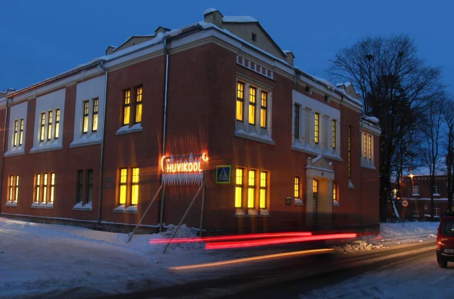 Annetatud kaunistustega valgustatud Viljandi huvikooli loodusringi juhataja Peep Tobreluts plaanib välja arvutada, kui palju selline silmailu maksma läheb.