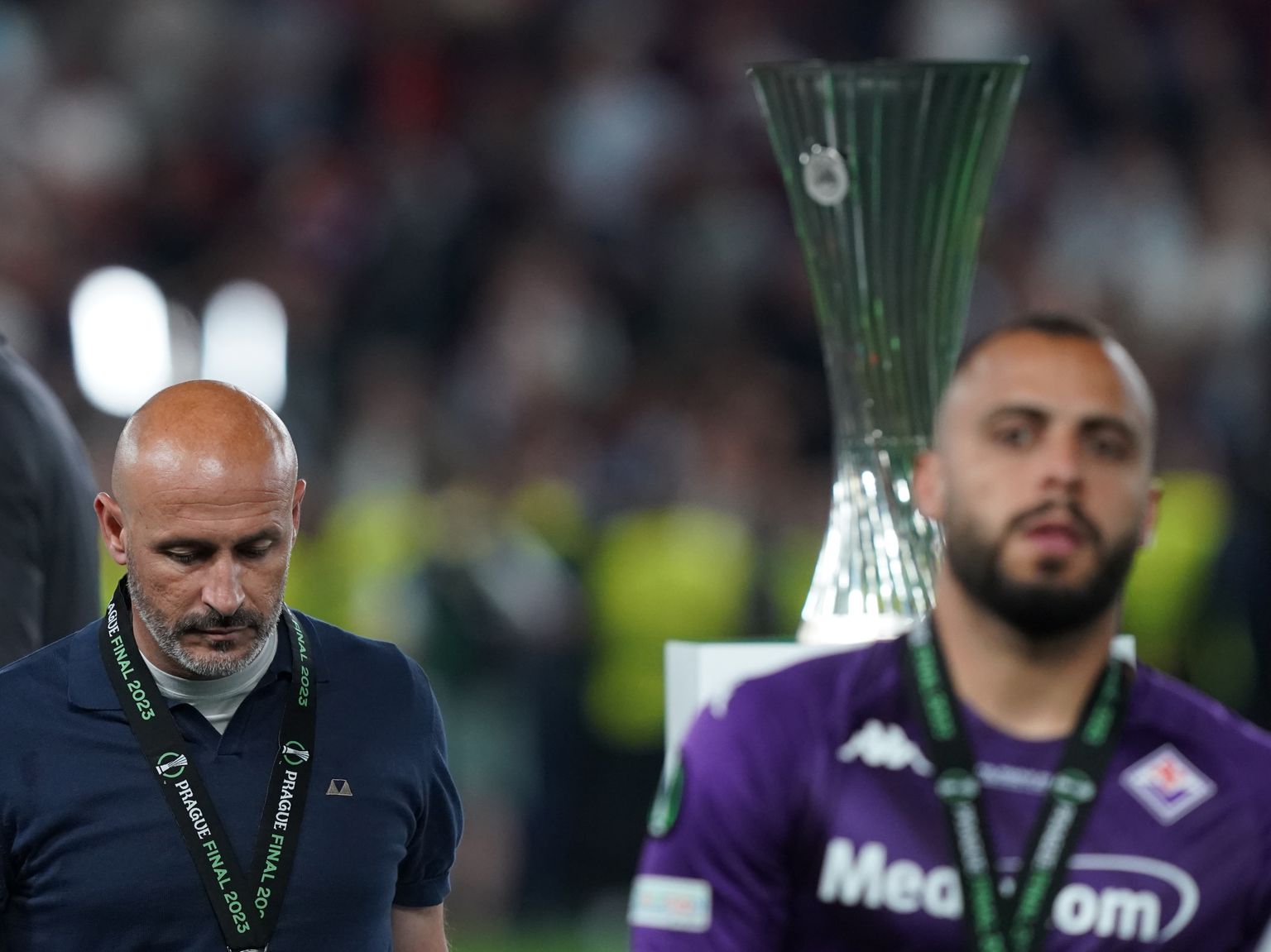Pettunud Fiorentina mängijad ja treener.