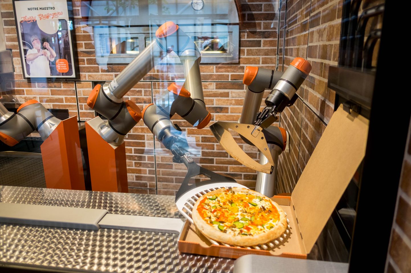 Robot pakendab pitsat Pazzi restoranis Pariisis.
