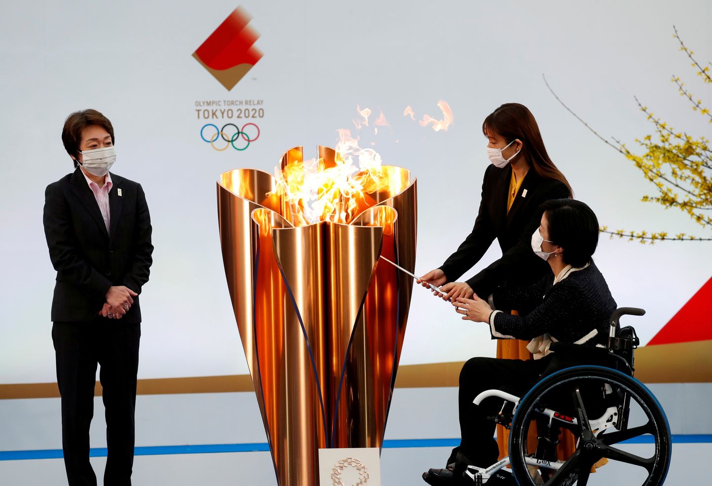 Tokyo 2020 president Seiko Hashimoto, näitlejanna Satomi Ishihara ja paraolümpialane Aki Taguchi süütasid 25. märtsil olümpiatõrviku.