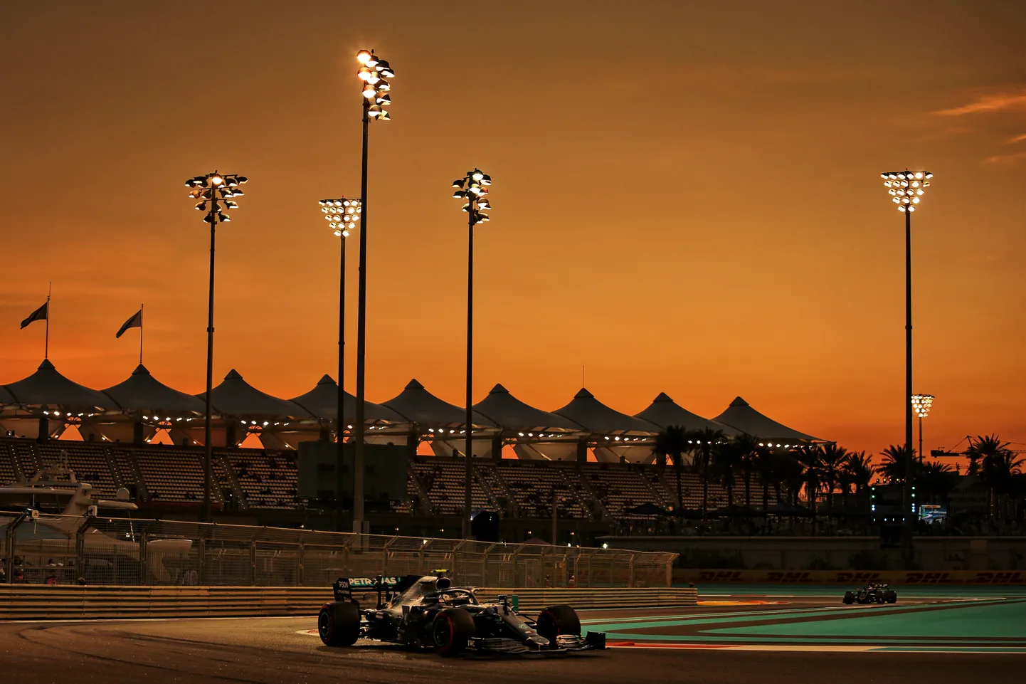 Yas Marina ringrada loojuva päikese taustal.