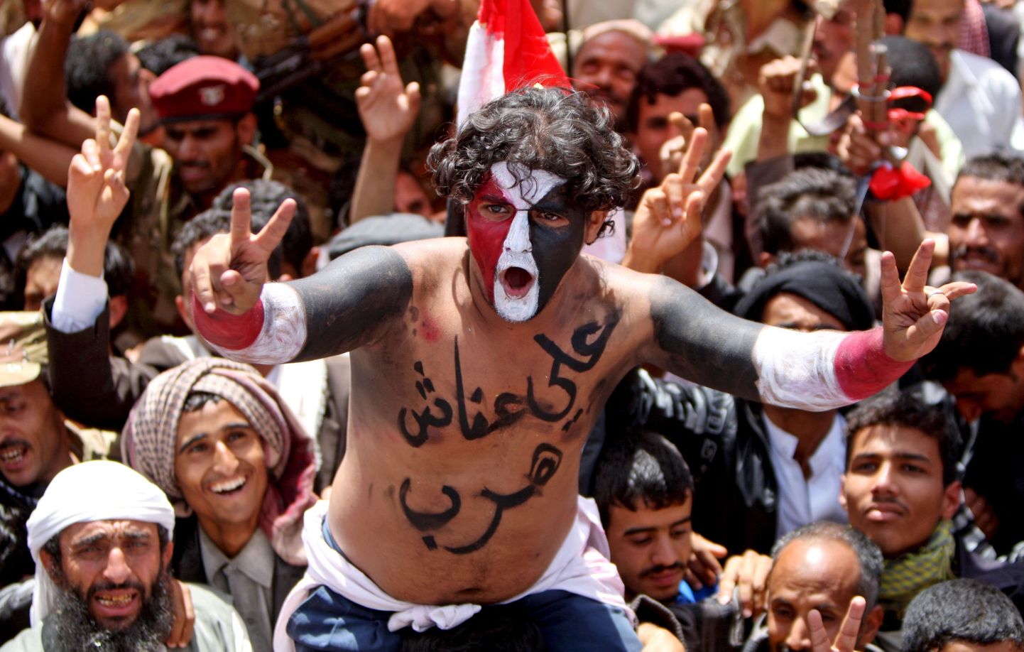 Juubeldav rahvamass Jeemeni pealinnas Sanaas.
