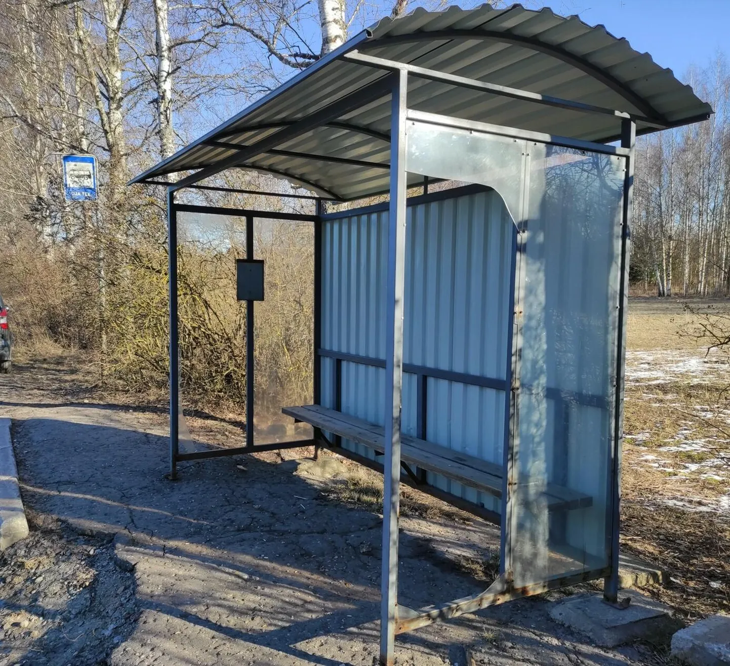 Oja tee bussipeatuses on ära lõhutud ootekoja klaasid.