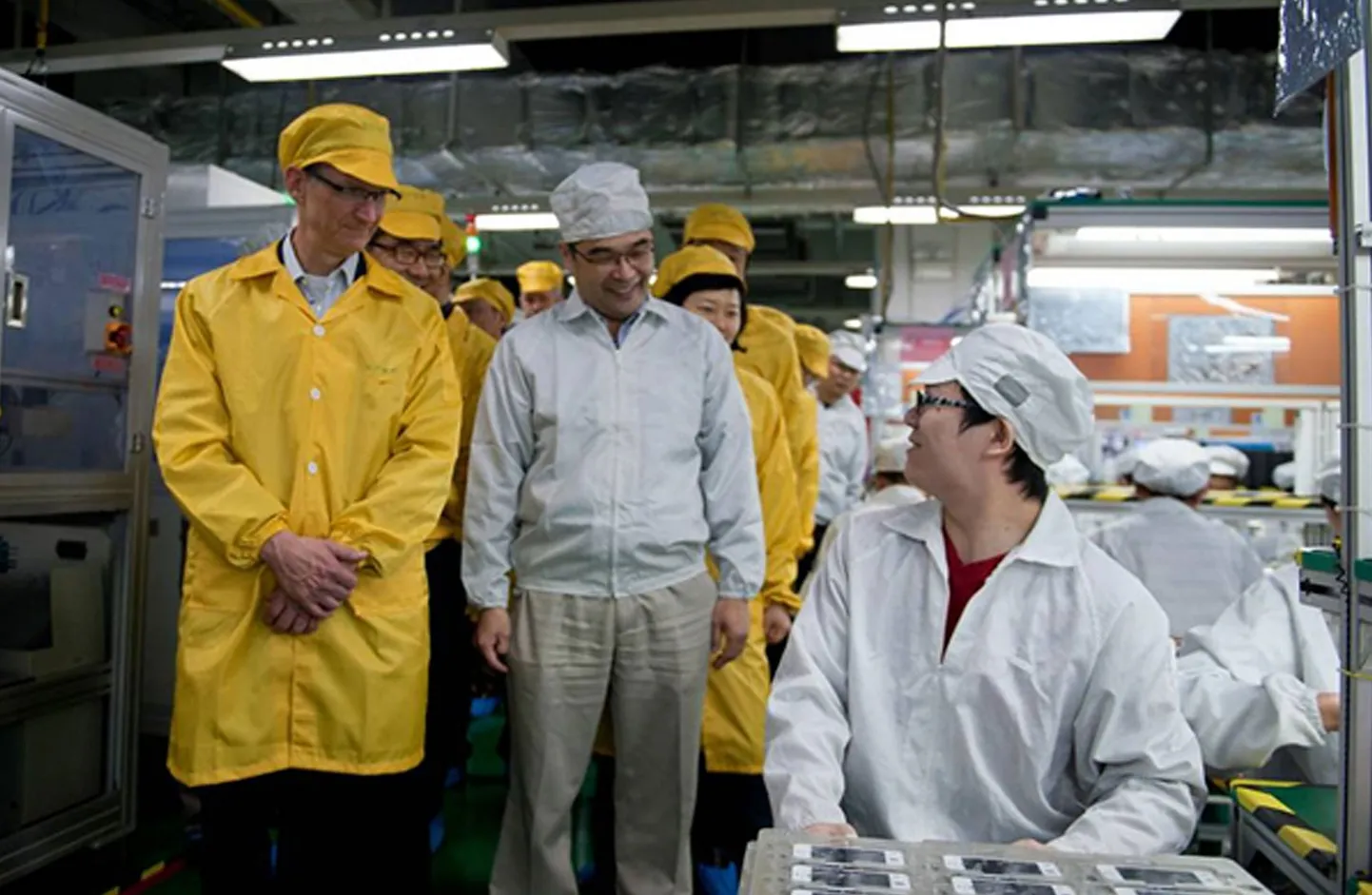 Apple'i tegevjuht Tim Cook külastamas kõnealust Foxconni tehast 2012. aastal.